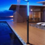 Douche extérieure monoflux en acier inoxydable série Sense avec éclairage LED.